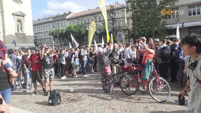 Tbb ezer dik, tanr s szl tntetett Budapest belvrosban pnteken 