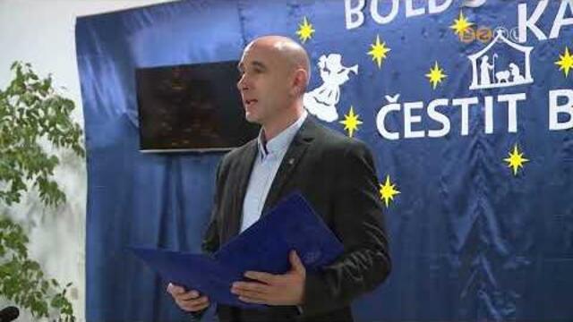 Karácsonyi csomagok 130 családnak, három család számítógépet is kapott Karácsonyi csomagok 130 családnak, három család számítógépet is kapott