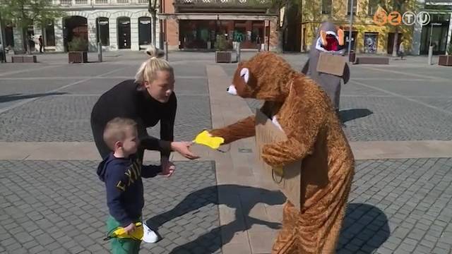 Jelmezesek osztottak moshat szjmaszkot a F tren