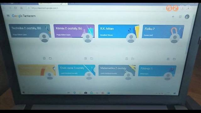 Az iskolkban nhny hete online oktats folyik