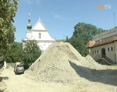 Jl halad a Szent Mrton templom eltti tr feljtsa