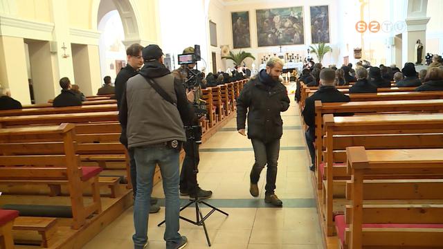 Filmforgats - A Brenner Jnosrl kszl sorozat temetsi jelenett vettk fel a szalzi templomban