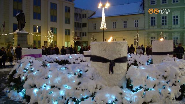 Fellobbant a harmadik adventi gyertya a Berzsenyi tri koszorn