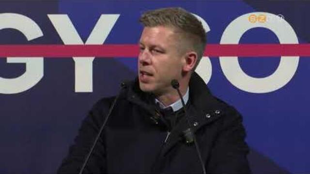 Magyar zászlóval a kezében érkezett meg Magyar Péter a Berzsenyi térre Magyar zászlóval a kezében érkezett meg Magyar Péter a Berzsenyi térre