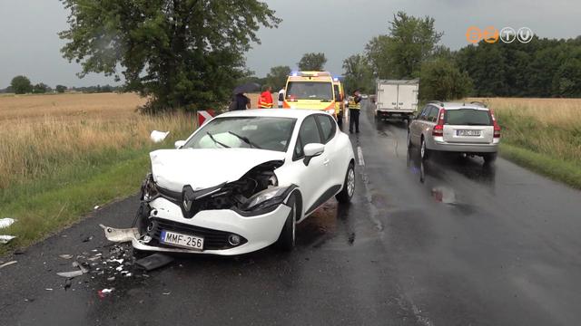 Kopott gumikkal csszott neki a szembl szablyosan rkeznek, a vtlen srlt meg