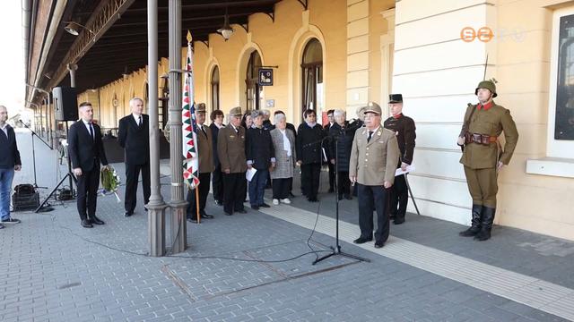 Tisztelgs a Don-kanyarba indul hs honvdek emlke eltt a vastllomson